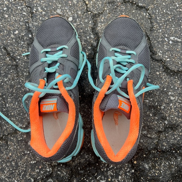 womens NIKE sneakers - Picture 2 of 4